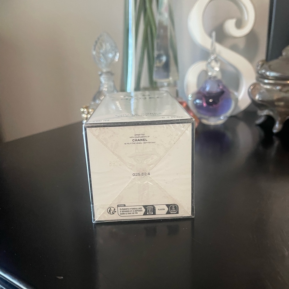 CHANEL No.5 The Body Oil - White and Black Accents - Picture 3 of 6